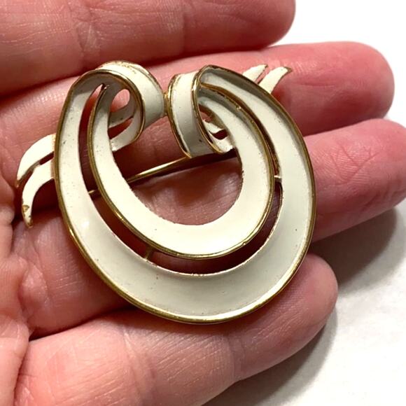 Vintage Crown Trifari brooch dimensional gold & white enamel mid century design - Picture 4 of 4